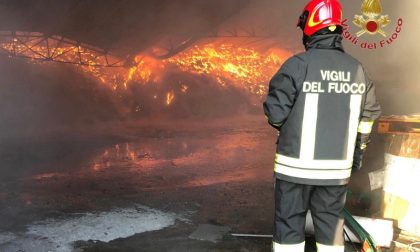 Grosso incendio di materiale plastico in un capannone - GUARDA LE FOTO