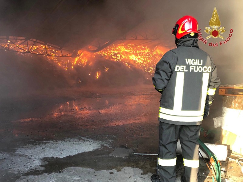 Grosso incendio di materiale plastico in un capannone – GUARDA LE FOTO