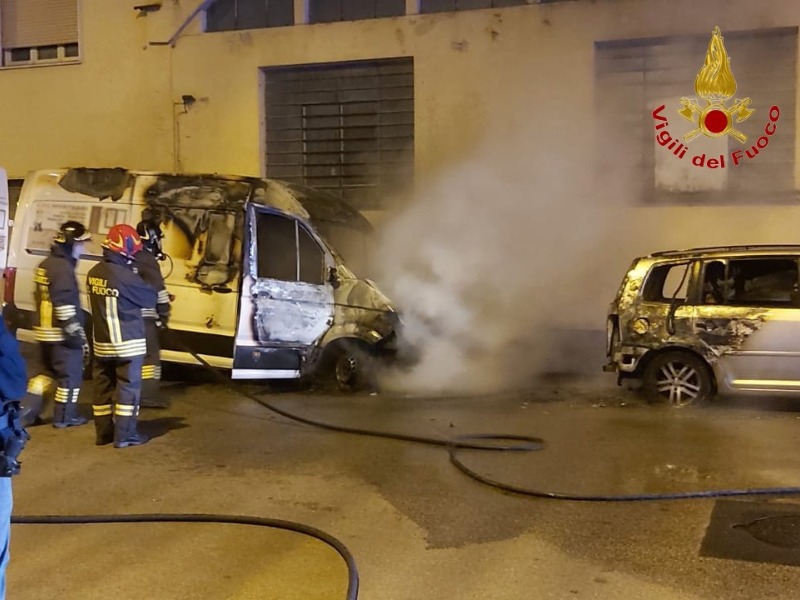 Incendio in via Arezzo: paura a Prato – LE FOTO