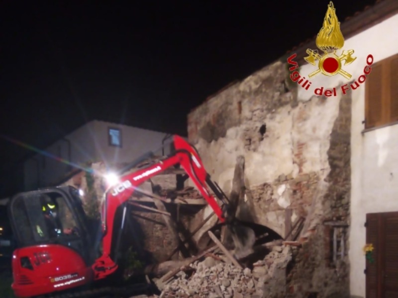 Crolla parte di un edificio abbandonato a Montemurlo