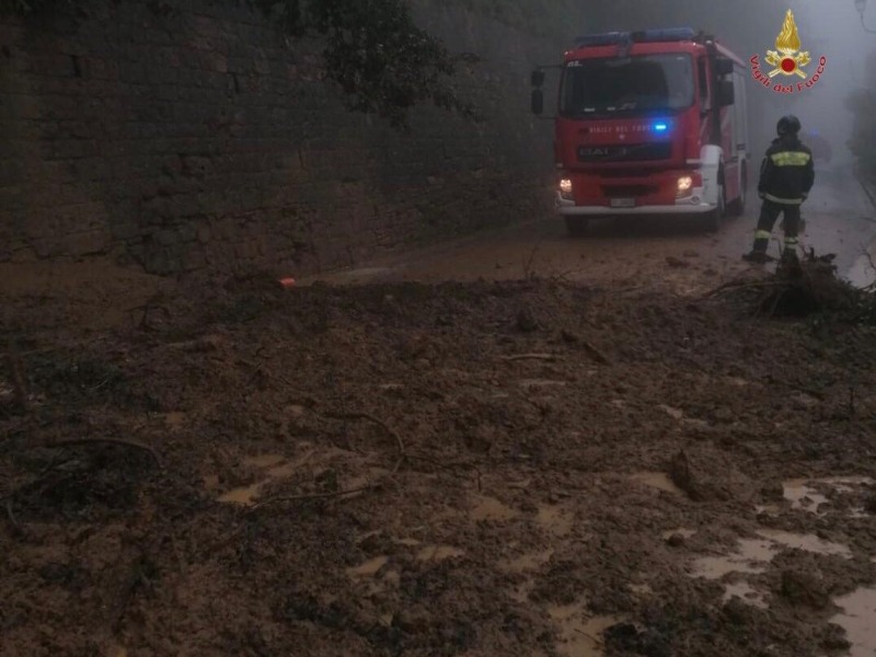 Strada chiusa per fango e detriti a Volterra sul Viale dei Ponti – LE FOTO