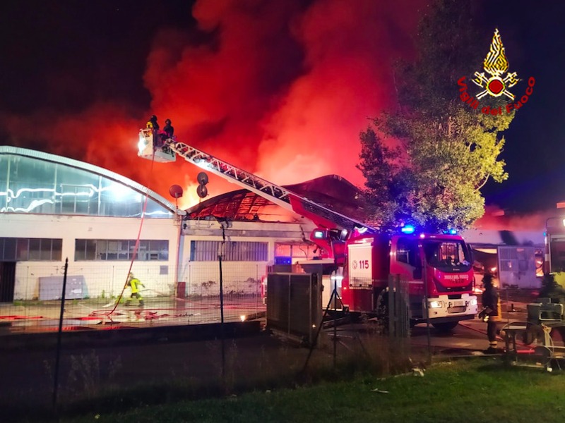 A fuoco un capannone all’Osmannoro: sul posto 40 unità dei vigili del fuoco: VIDEO E FOTO