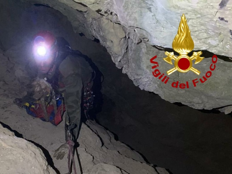 Cagnolino spaventato rimane bloccato nella grotta