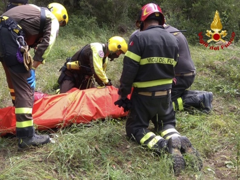 Si fa male a una gamba e rischia di rimanere bloccata in una zona impervia – IL VIDEO
