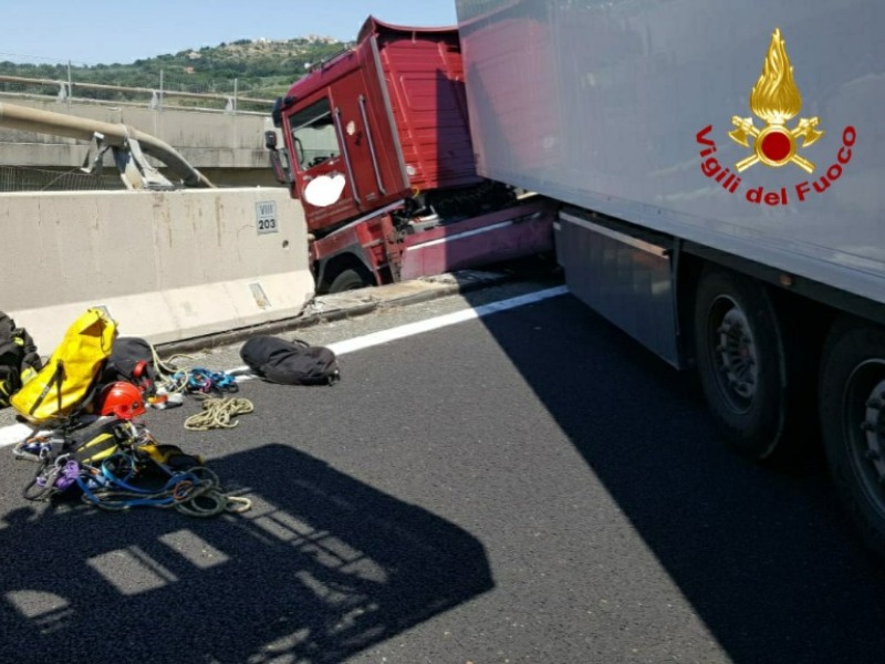 Mezzo pesante rimane in bilico in autostrada: salvato il conducente – IL VIDEO