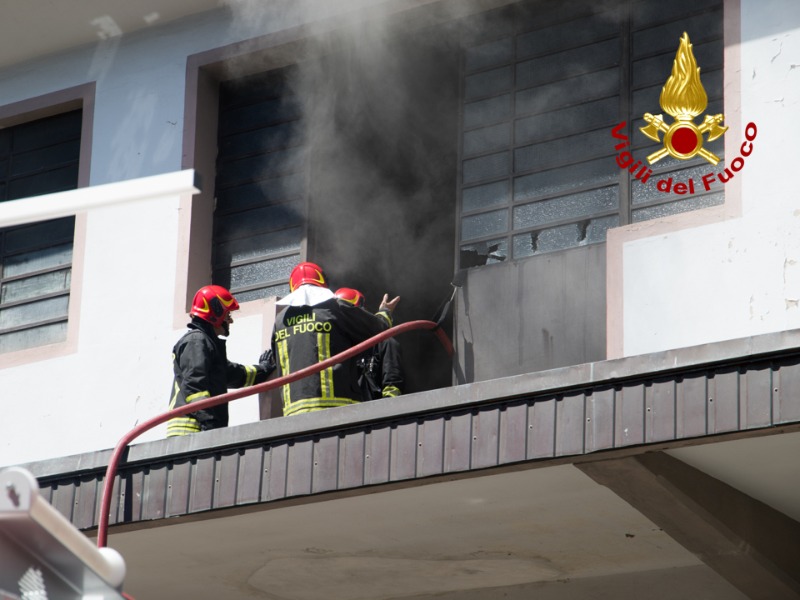 Fiamme in un’azienda tessile a Prato – IL VIDEO