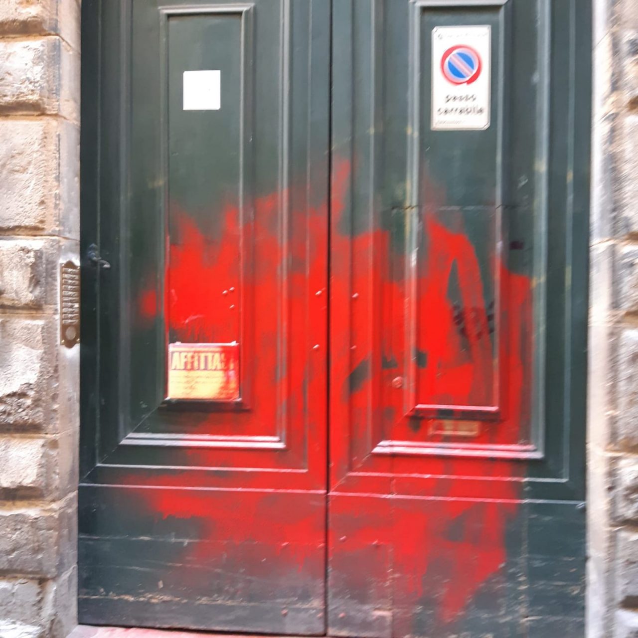 Atti vandalici, a Firenze imbrattato portone della sede di agenzia di affitti turistici