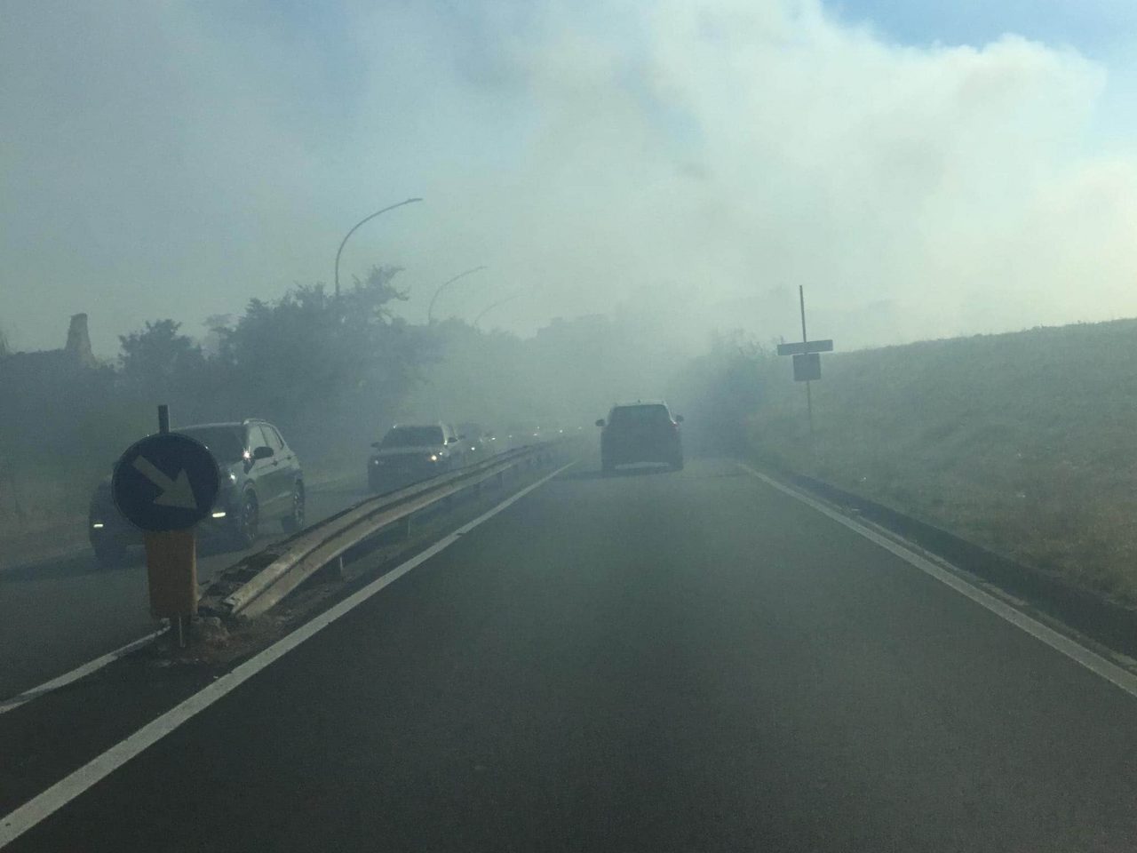 Incendio all’Osmannoro. Nube di fumo, ripercussioni sul traffico LE FOTO