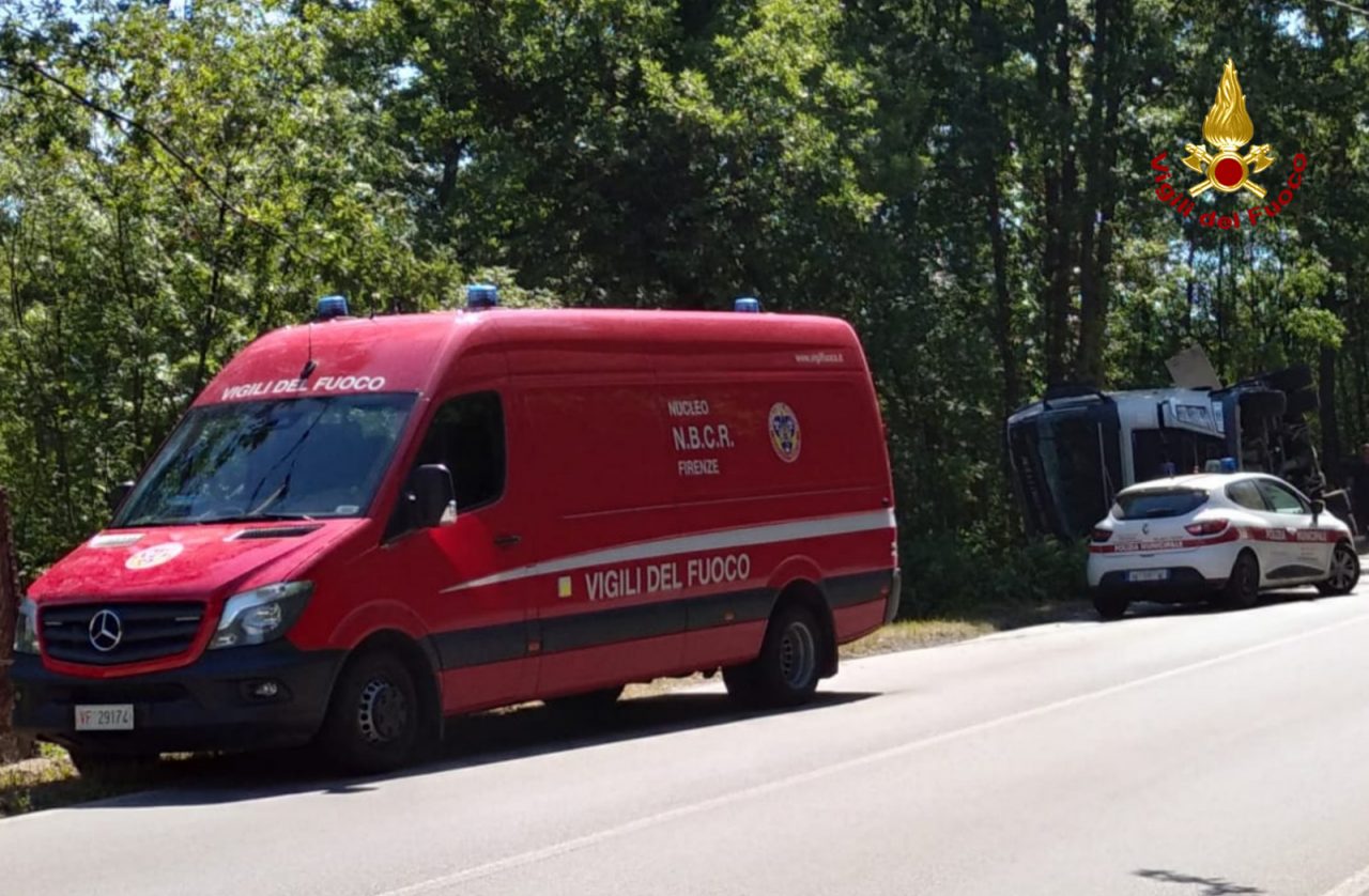 Autocisterna si ribalta: Arpat sul posto
