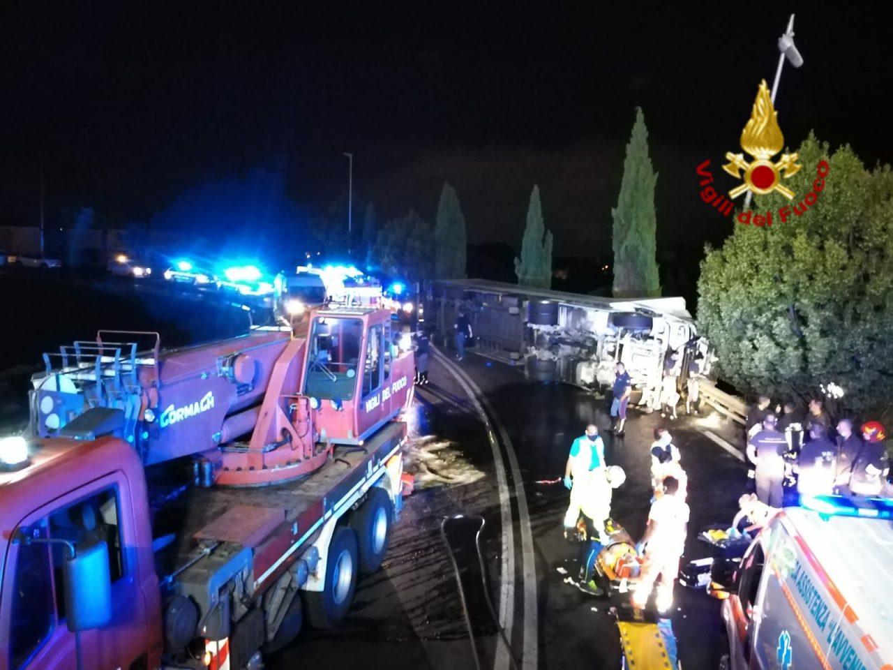 Incidente al casello autostradale: autoarticolato si ribalta LE FOTO