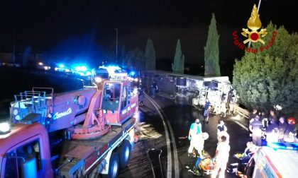 Incidente al casello autostradale: autoarticolato si ribalta LE FOTO