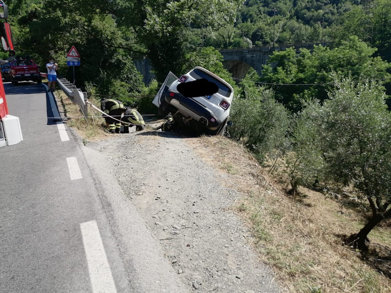 Incidente zona Dogana il Pucci: auto rimane in bilico