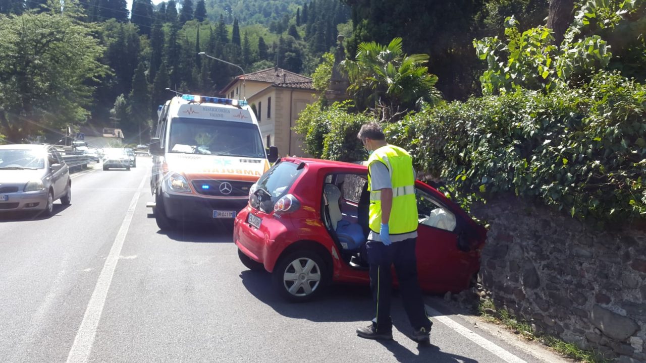 Prende un muro in pieno con l’auto – LE FOTO