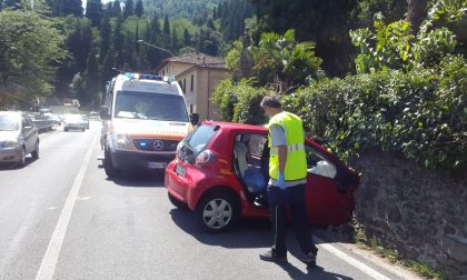 Prende un muro in pieno con l’auto - LE FOTO