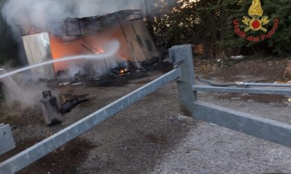 A fuoco baracche in via di Grignano