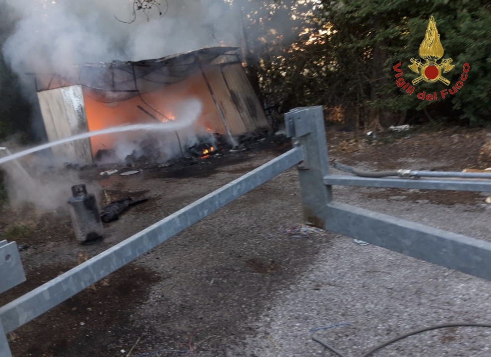 A fuoco baracche in via di Grignano