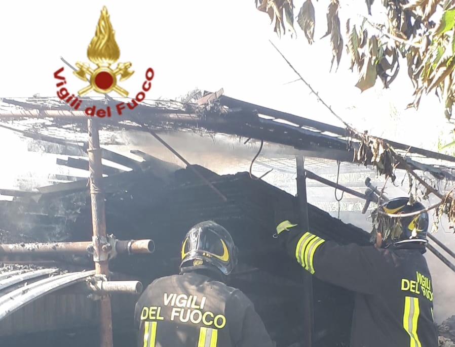 Incendio in due rimesse a San Giusto