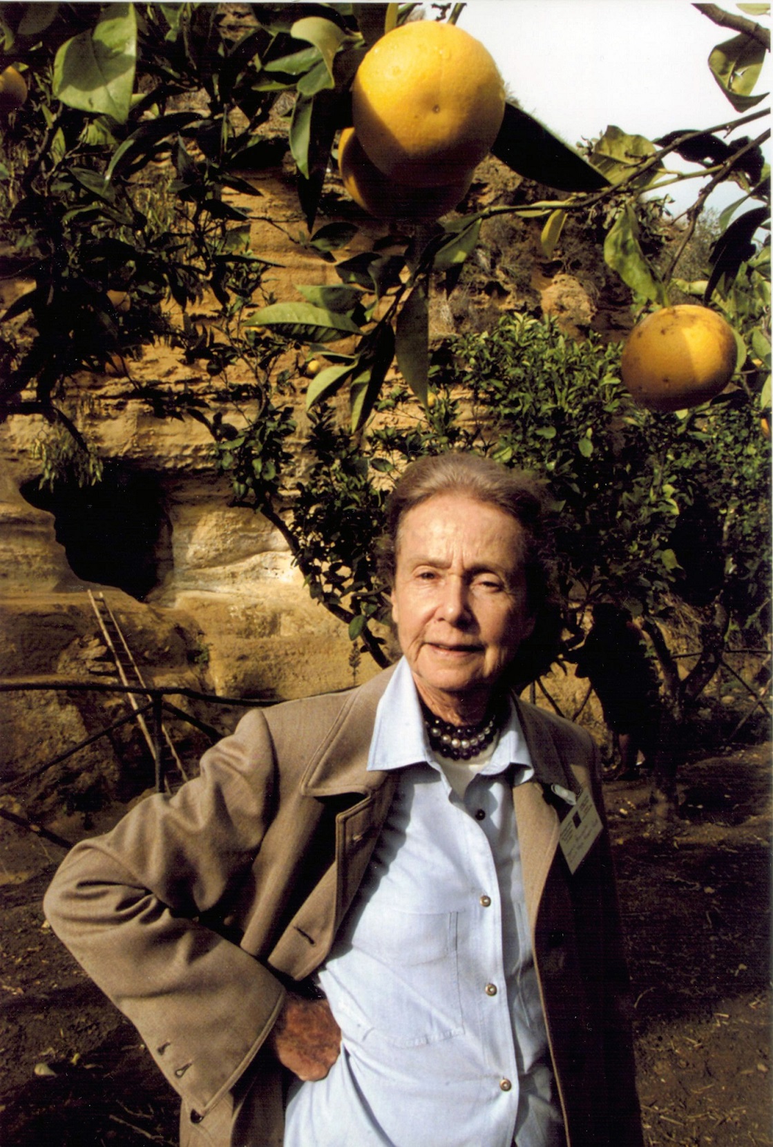 Giulia Maria Crespi al Giardino della Kolymbethra, Valle dei templi (AG), Foto Peppe Lopilato, 2001© FAI - Fondo Ambiente Italiano