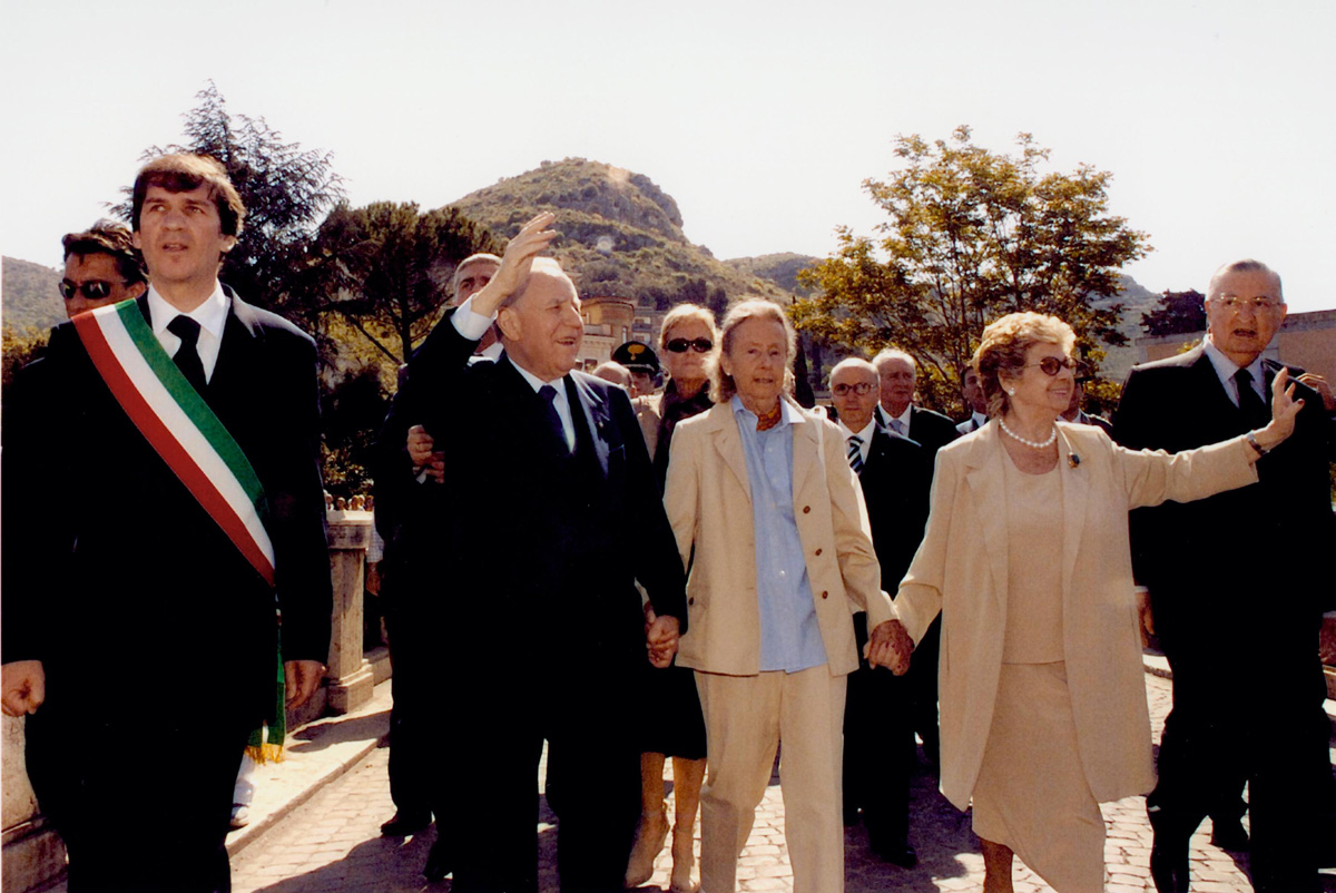 Giulia Maria Crespi con Presidente Ciampi all'inaugurazione di Parco Villa Gregoriana, Tivoli (RM), 2005 ©Presidenza della Repubblica