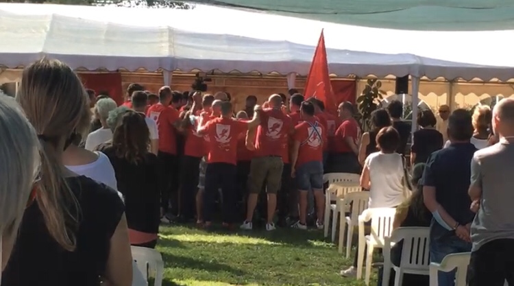 I giocatori della Palla Grossa cantano al funerale di Gianmarco – IL VIDEO