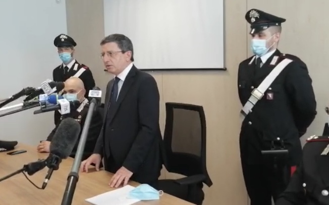 Circa 80 extracomuniari sfruttati per portare volantini pubblicitari: scattano gli arresti – IL VIDEO
