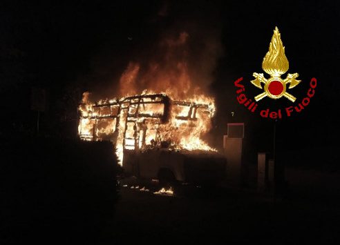 A fuoco camper nel parcheggio di un condominio LE FOTO