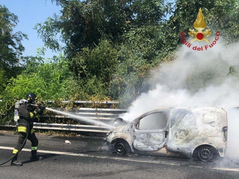 Autostrada chiusa: furgone a fuoco