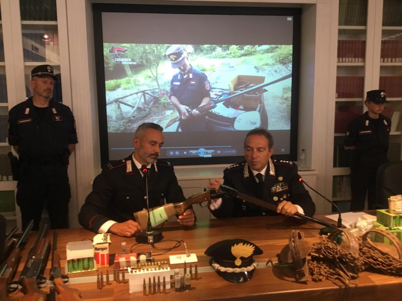 Bracconieri colti in flagrante: sequestrati fucili, munizioni e tagliole
