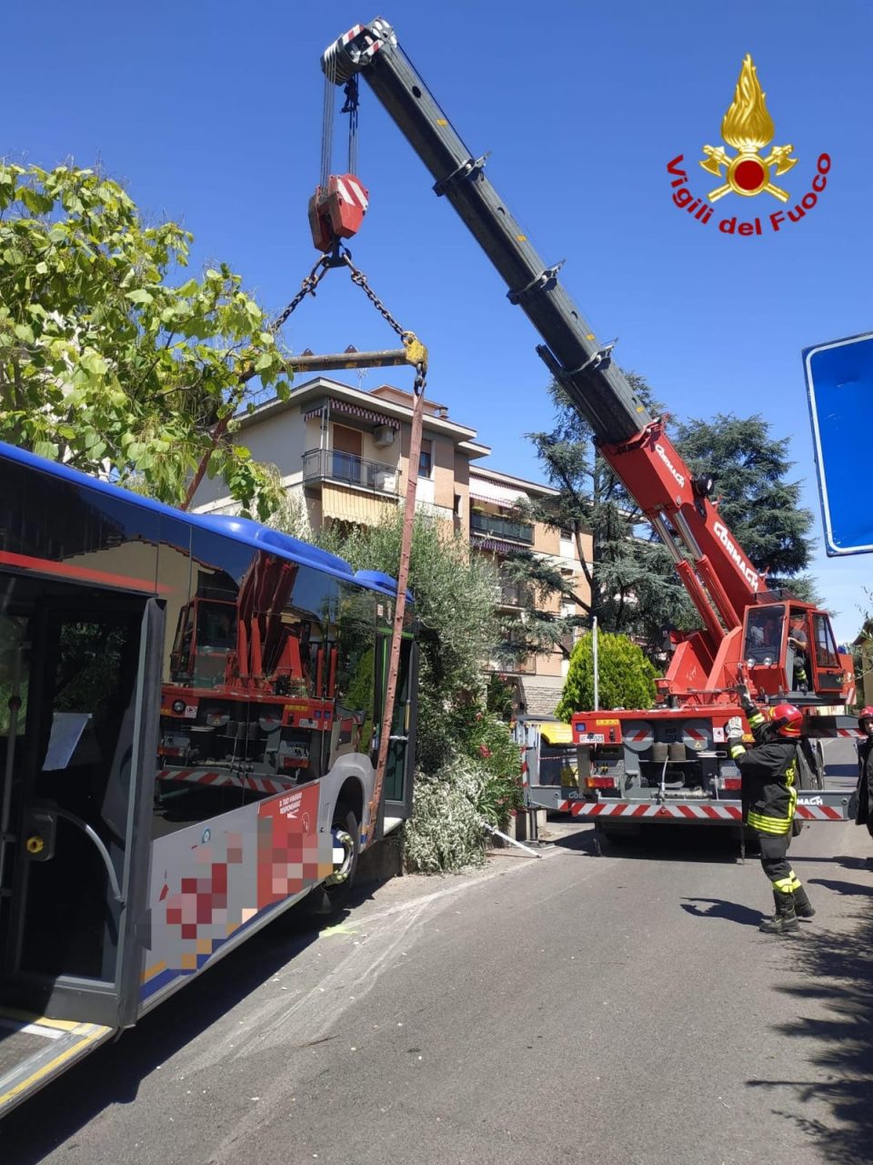 Autobus di linea coinvolto in un incidente