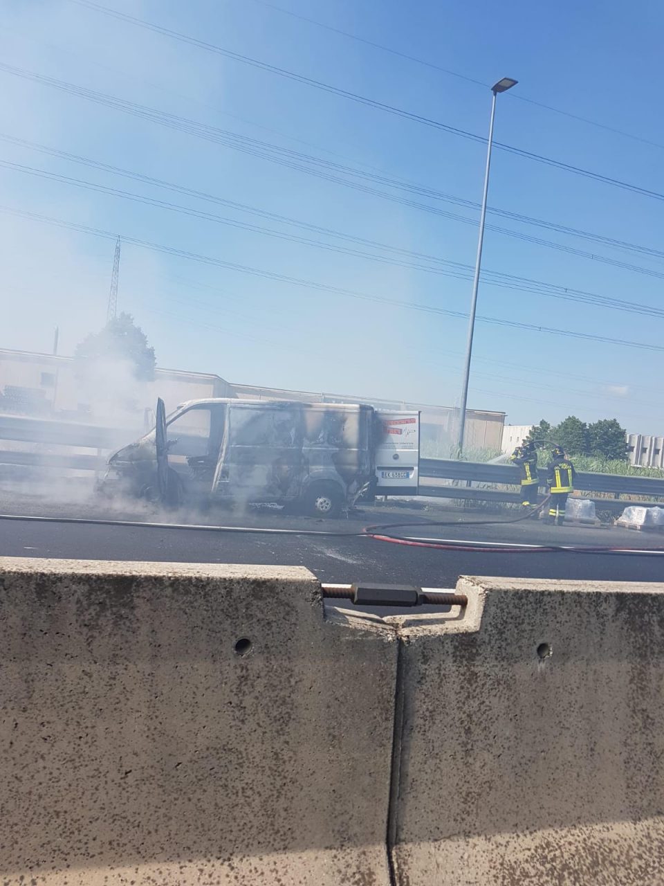Furgone in fiamme  sulla Perfetti Ricasoli 