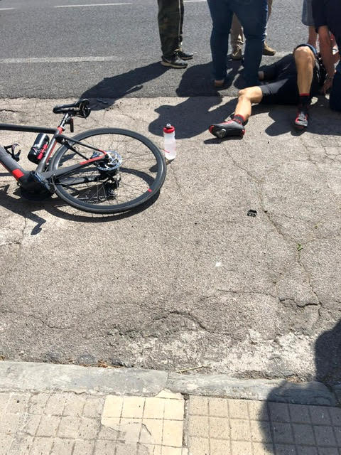 Ciclista prende la borraccia e cade sulla statale 325