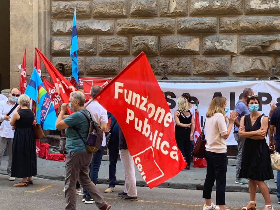 Vertenza sanità privata, presidio permanente dei sindacati davanti al Don Gnocchi di Firenze: GUARDA LE FOTO