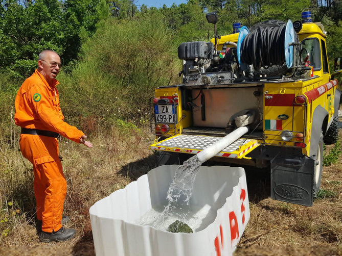 Sos animali selvatici: Vab e Comune portano due cisterne d’acqua alle Volpaie per abbeverare selvaggina e rapaci