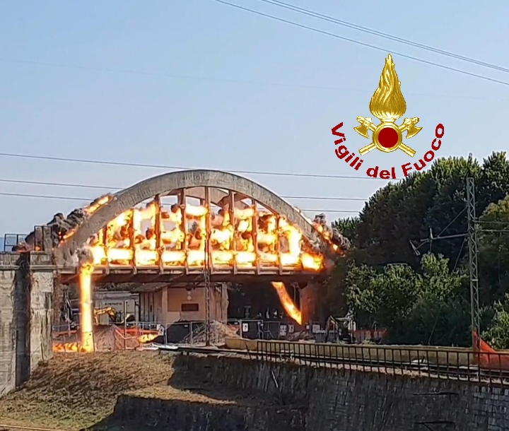 Demolito il ponte sulla ferrovia sulla Pisa-Lucca – GUARDA IL VIDEO