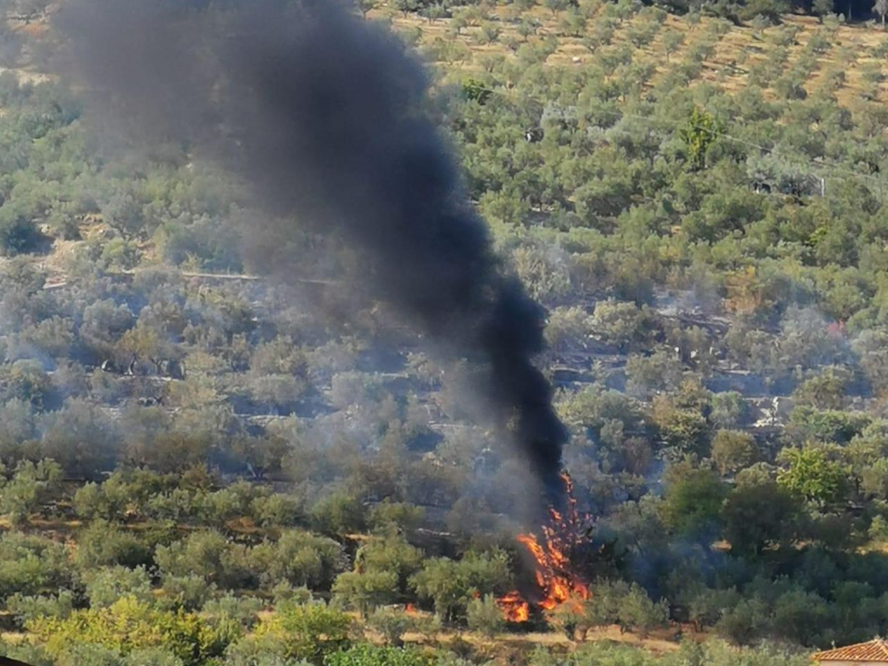 Spento dopo un lungo intervento l’incendio a Querceto
