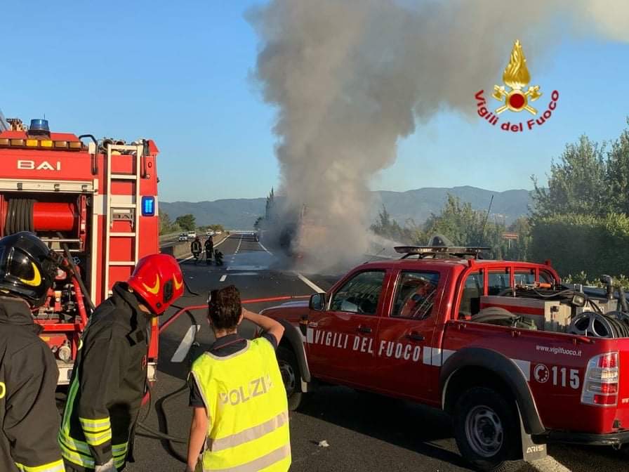 A fuoco un mezzo pesante sull’A11: in corso le operazioni di soccorso