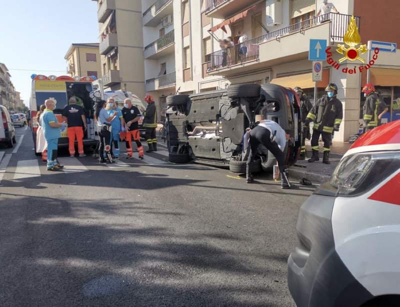 Si ribaltano due veicoli in via dei Ciliani: intervengono i vigili del fuoco – GUARDA LE FOTO