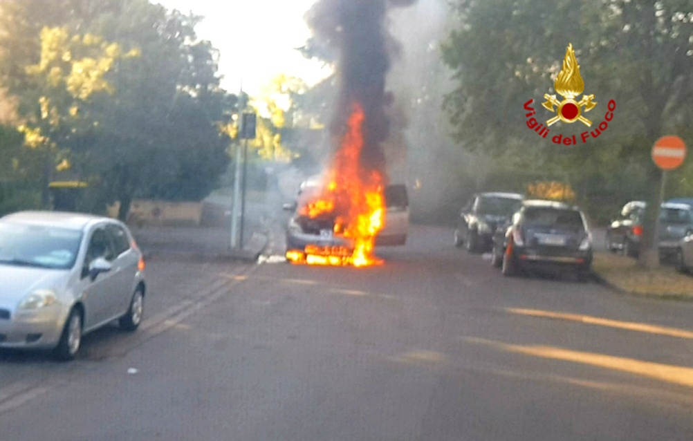 Auto prende fuoco mentre viaggia