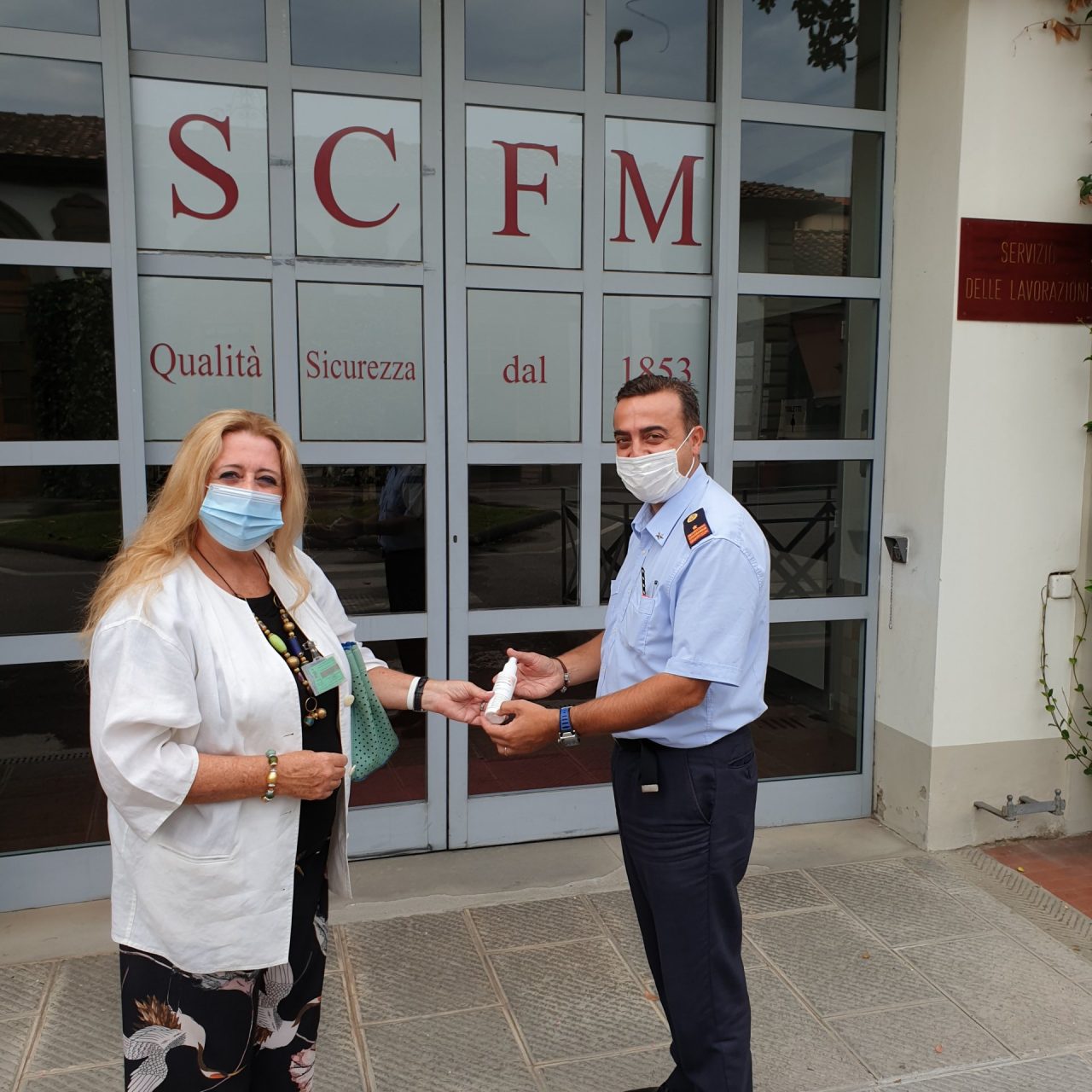 Il Farmaceutico Militare dona il disinfettante per le persone con Sla
