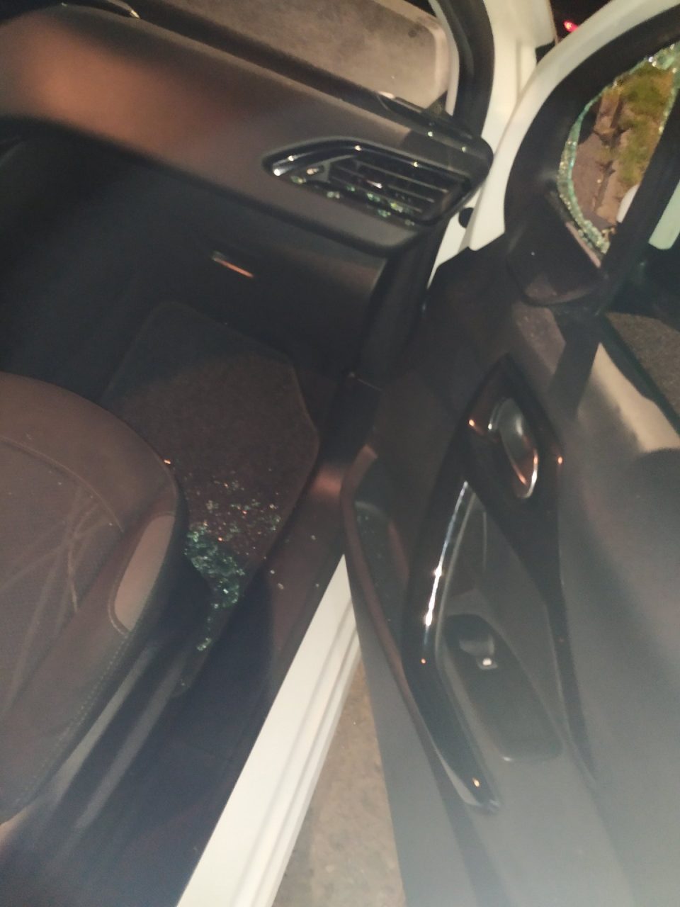Furto con scasso: rubati dentro l’auto 7000 euro ed oro – GUARDA LE FOTO