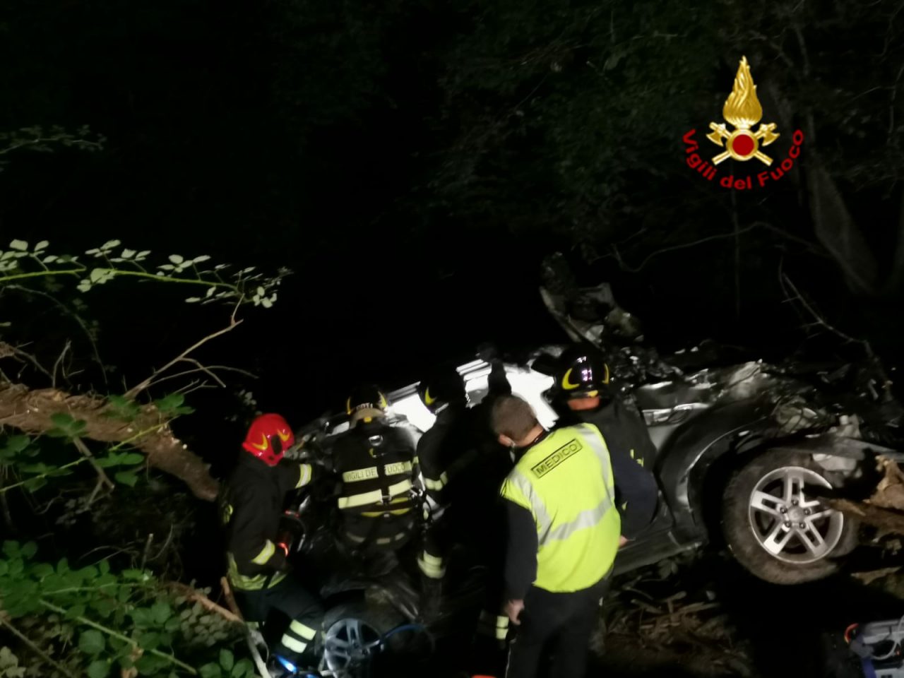 Escono fuori strada con l’auto: tutta la notte per cercare di soccorrerli. Un uomo non ce l’ha fatta