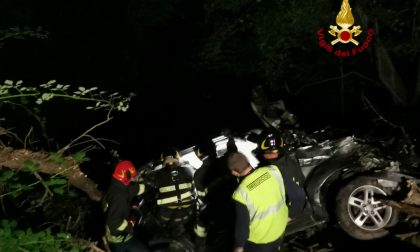 Escono fuori strada con l’auto: tutta la notte per cercare di soccorrerli. Un uomo non ce l'ha fatta