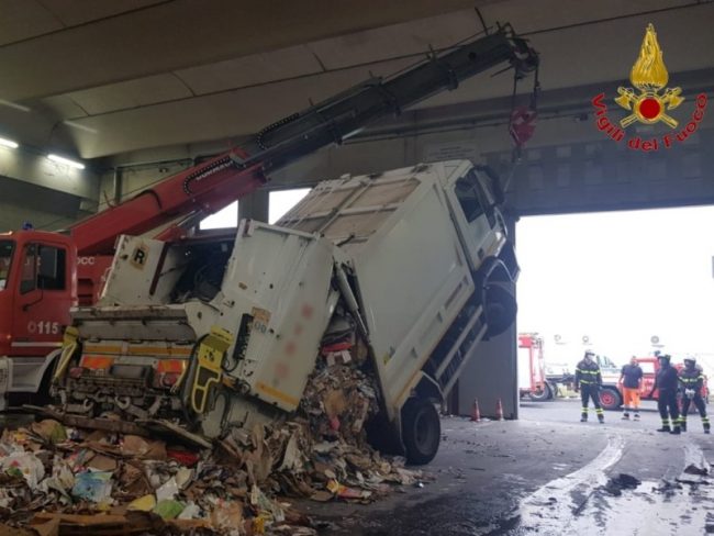 Camion compattatore si ribalta durante le operazioni di scarico