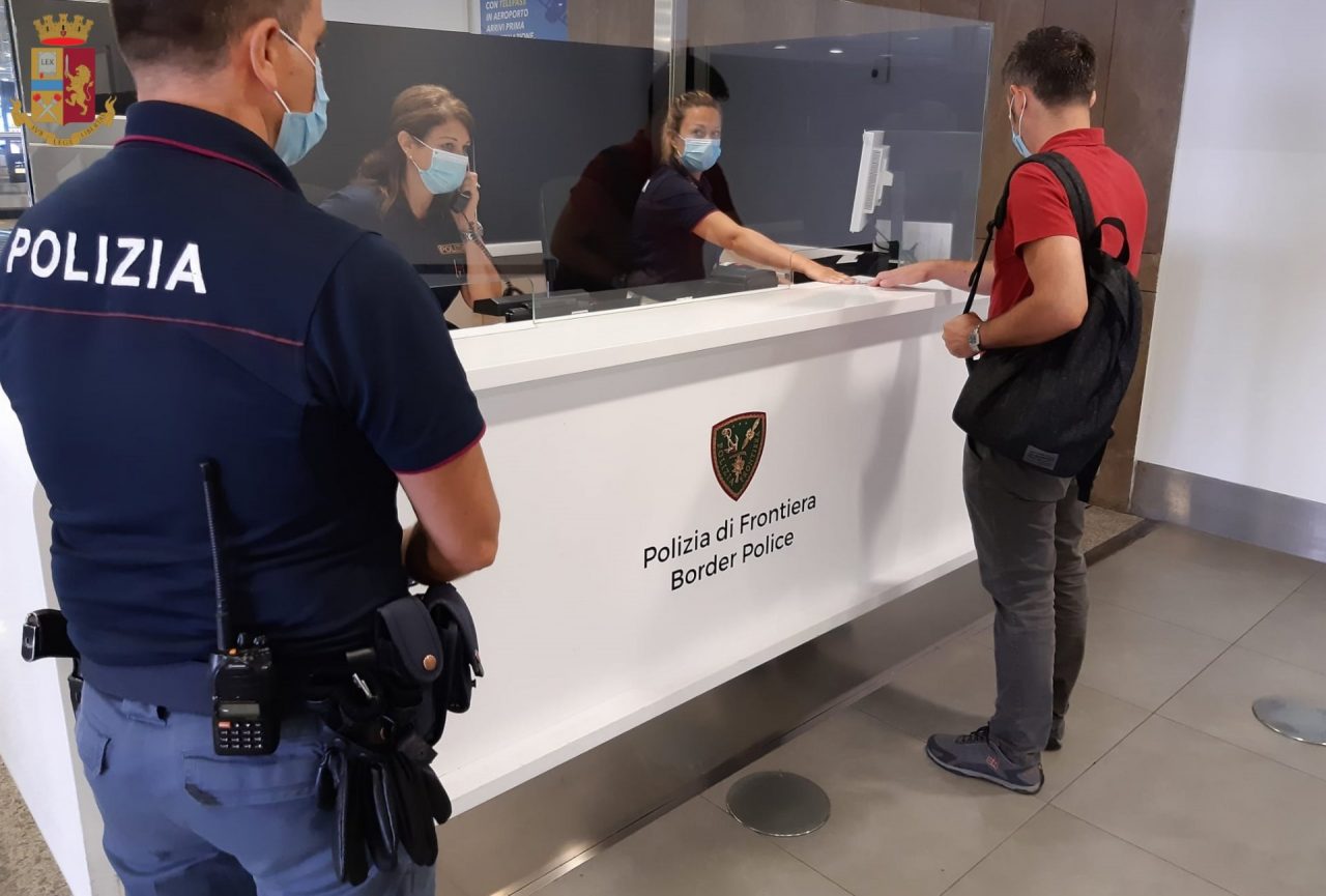 Polizia ferma 8 persone all’aeroporto di Firenze provenienti da Paesi a rischio