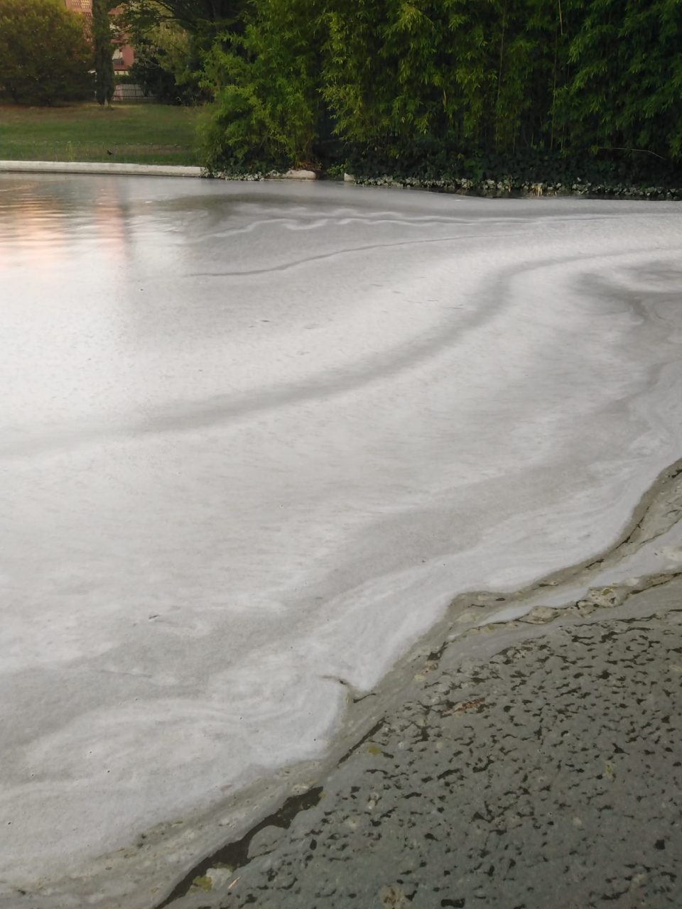 A Villa Vogel la schiuma invade la vasca: cosa è successo?