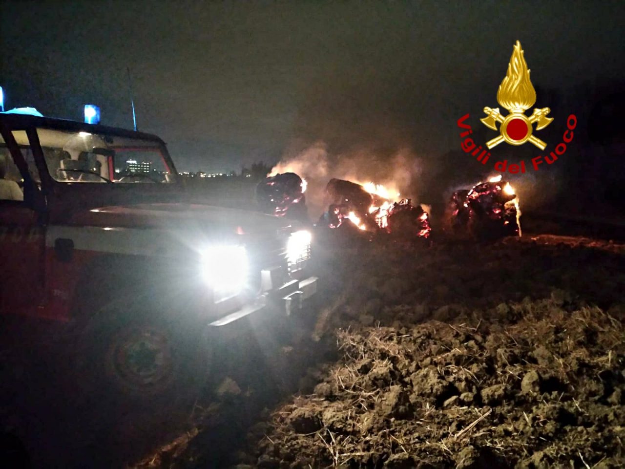 A fuoco rotoballe in via del Pantano a Sesto Fiorentino: nottata intensa per i Vigili del Fuoco