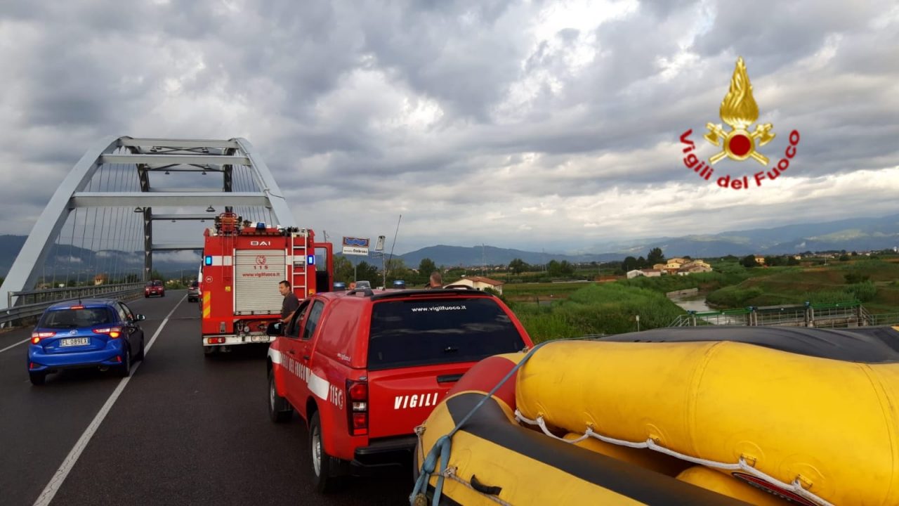 Una donna cade nell’Ombrone al Ponte delle Cicogne per riprendere il cane: salvati dai Vigili del Fuoco