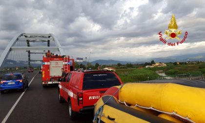 Una donna cade nell'Ombrone al Ponte delle Cicogne per riprendere il cane: salvati dai Vigili del Fuoco