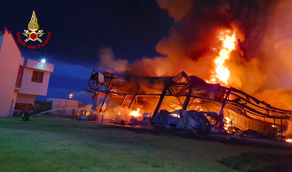 Incendio in una fabbrica: sul posto anche un mezzo aeroportuale dei vigili del fuoco – LE FOTO