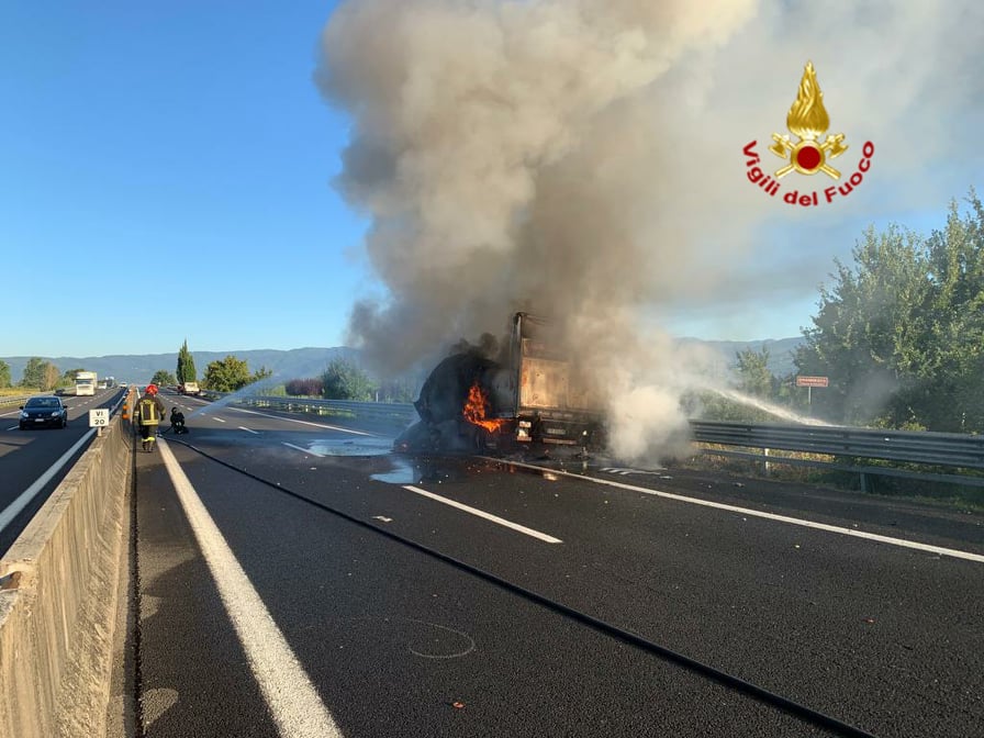 Incendio Autostrada A11: in corso il ripristino della carreggiata – GUARDA IL VIDEO